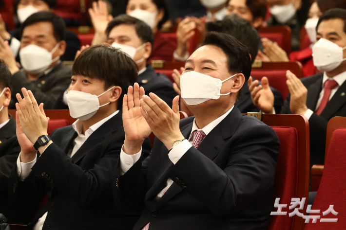 윤석열 제20대 대통령 당선인이 10일 국회 도서관에서 열린 국민의힘 선대본부 해단식에 참석해 박수치고 있다. 황진환 기자