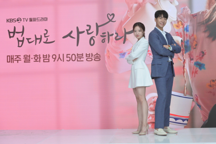 KBS 2TV 새 월화드라마 '법대로 사랑하라'의 배우 이세영과 이승기. KBS 제공