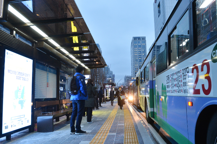 6일 태풍 힌남노의 직접 영향권에 든 부산은 시내버스 운행을 첫차부터 중단했다.시내버스 자료사진. 부산시 제공