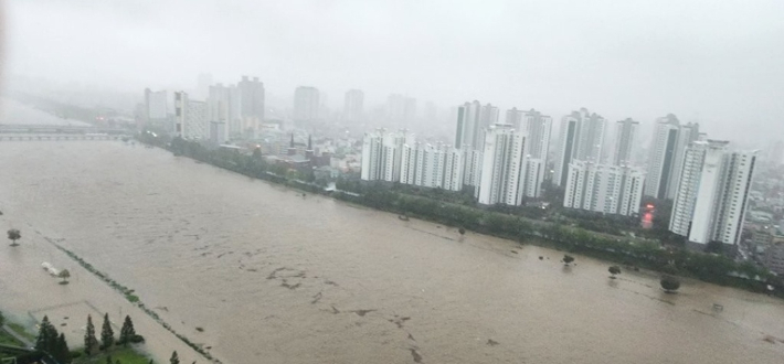 태풍 힌남노가 6일 오전 울산을 강타하면서 태화강 일원에는 홍수주의보가 발령됐다. 독자 제공
