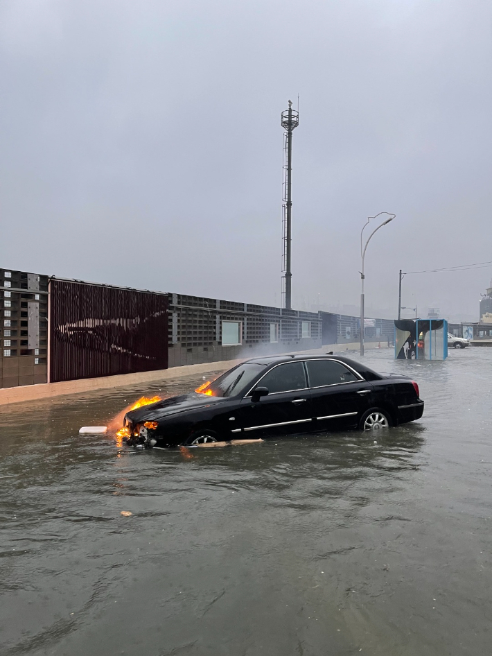 6일 오전 울산시 남구 장생포동 한 도로에서 침수된 차량이 불타고 있다. 울산소방본부 제공