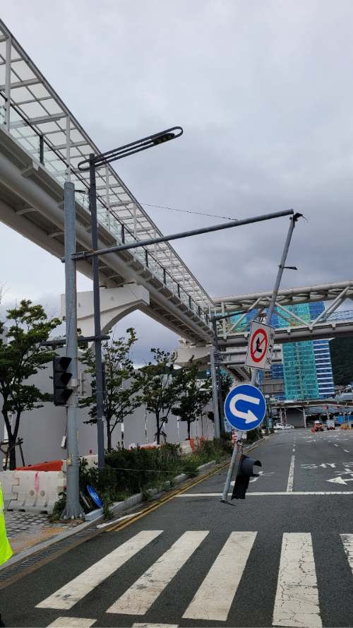 6일 오전 부산 동구 초량동 부산항여객터미널 앞 도로에 설치된 신호등이 파손된 모습. 부산경찰청 제공