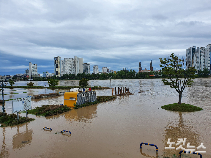 울산 태화강변 주차장이 불어난 물에 잠겼다. 이상록 기자