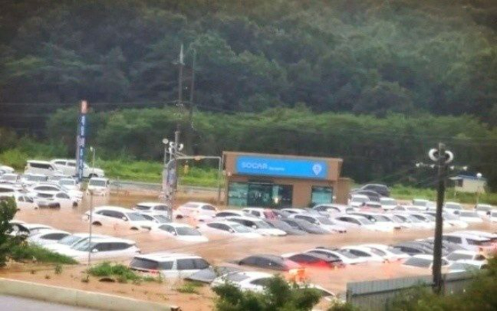 태풍이 뿌린 기록적인 폭우로 인해 주차장이 물에 잠긴 모습. 독자 제공