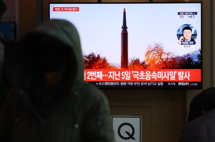 지난 1월 서울역 대합실에서 시민들이 북한의 탄도미사일 추정 발사체 발사 관련 뉴스를 시청하고 있다. 연합뉴스