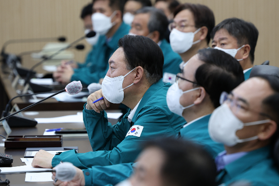 윤석열 대통령이 6일 오전 서울 용산 대통령실 청사 국가위기관리센터에서 태풍 힌남노와 관련해 상황을 점검하는 회의를 주재하고 있다. 연합뉴스