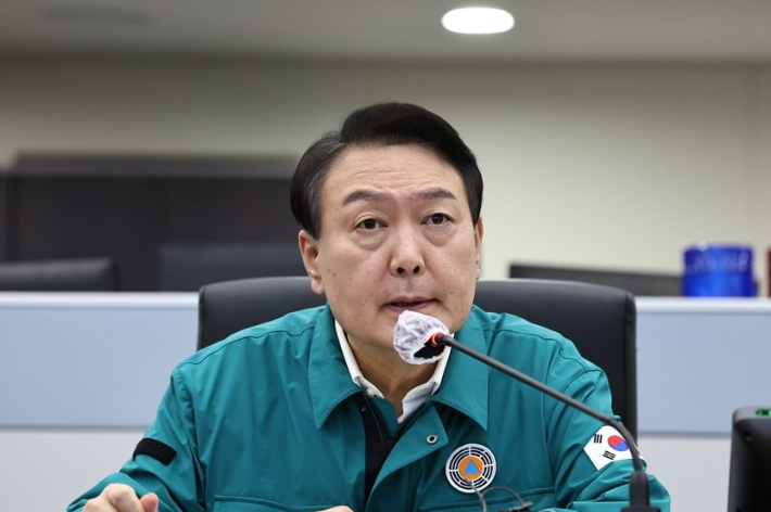 윤석열 대통령이 6일 오후 서울 용산 대통령실 청사 국가위기관리센터에서 태풍 힌남노 피해 상황을 점검하는 회의를 주재하고 있다. 연합뉴스