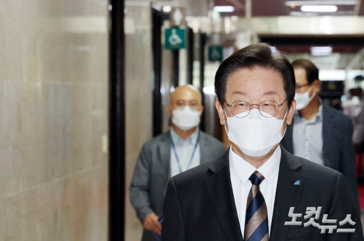이재명 더불어민주당 대표가 6일 오후 서울 여의도 국회에서 당대표실로 이동하고 있다. 윤창원 기자
