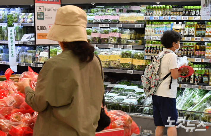지난달 소비자물가 상승률이 5%대로 내려가 7개월 만에 상승세가 둔화한 가운데 2일 오후 서울 시내의 한 대형마트에서 시민들이 장을 보고 있다. 류영주 기자