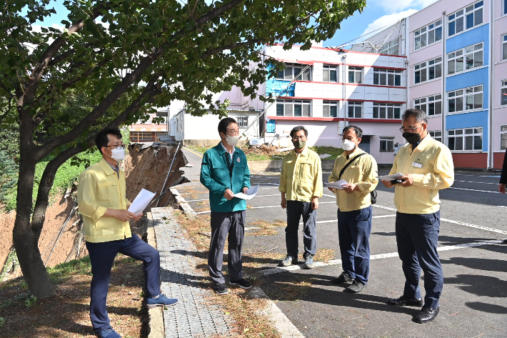 대흥중학교 사면 점검 모습. 경북교육청 제공