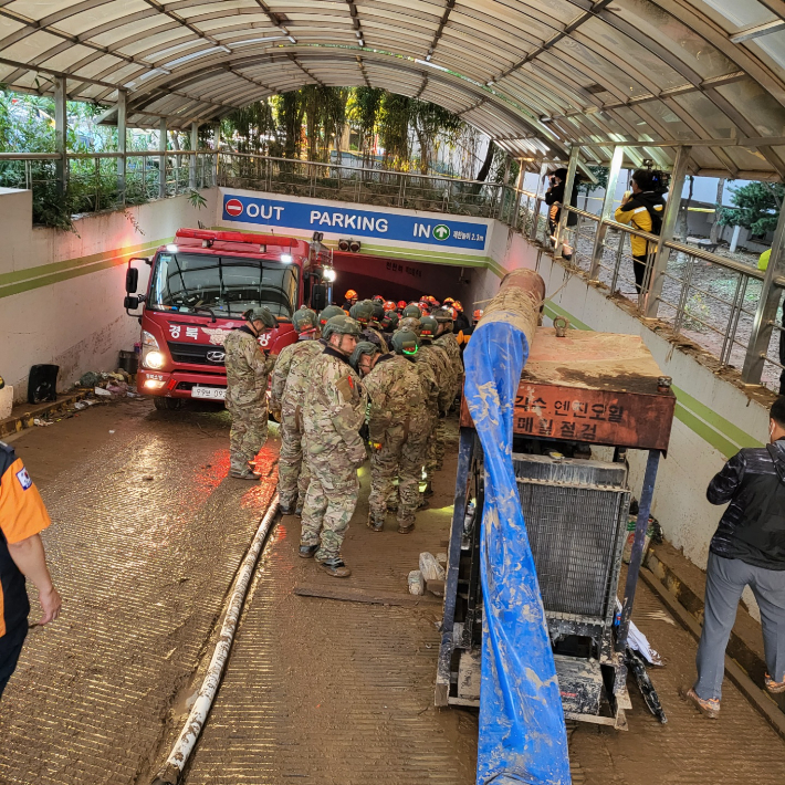 해병대원들이 수색작업을 위해 지하주차장에 들어가고 있다. 경북소방본부 제공