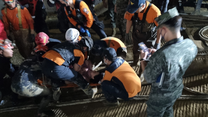 소방관들이 지하주차장에서 실종됐던 남성을 구조했다. 경북소방본부 제공