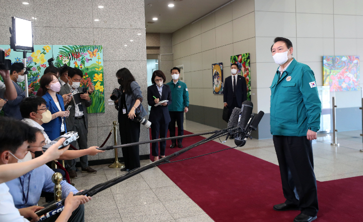 윤석열 대통령이 7일 서울 용산 대통령실 청사로 출근, 취재진의 질문에 답하고 있다. 연합뉴스