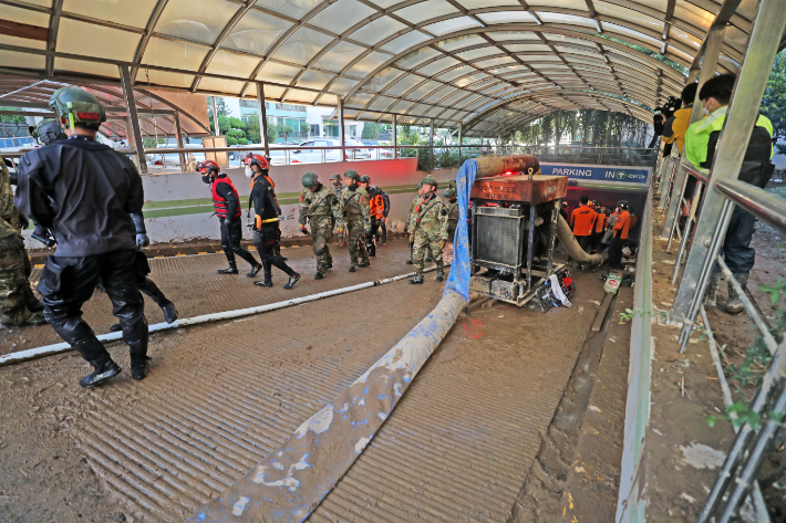 7일 오전 경북 포항시 남구 인덕동 한 아파트 지하주차장에서 소방, 해병대, 해경으로 구성된 합동 수색팀이 추가 실종자가 있는지 수색한 뒤 나오고 있다. 연합뉴스