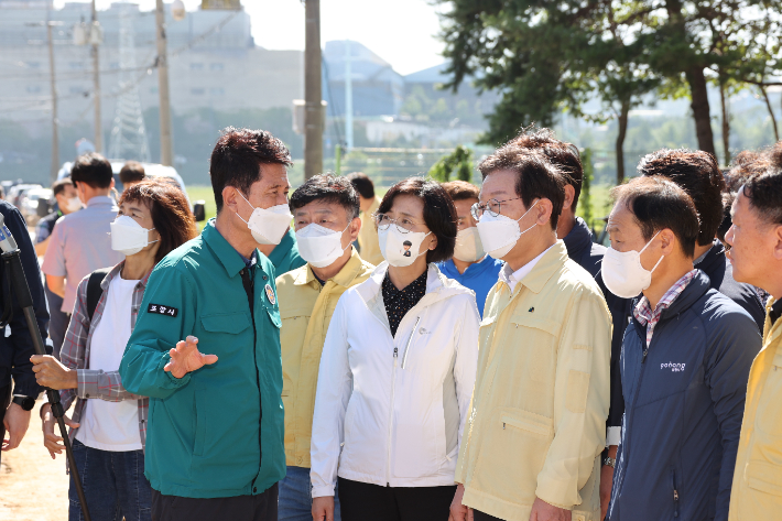 이재명 더불어민주당 대표가 이강덕 포항시장에게 피해 현황에 대한 설명을 듣고 있다. 민주당 제공