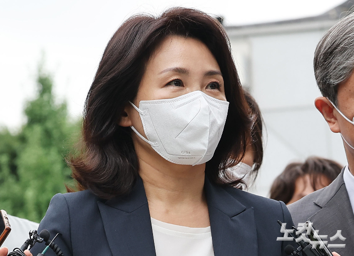 더불어민주당 이재명 의원 배우자 김혜경 씨가 '법인카드 유용 의혹' 관련 조사를 받기 위해 지난 8월 23일 오후 경기도 수원시 경기남부경찰청으로 출석하고 있다. 류영주 기자