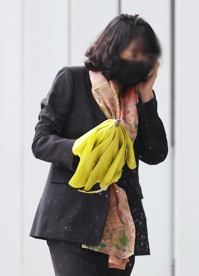 더불어민주당 이재명 의원 배우자 김혜경 씨의 '법인카드 유용 의혹' 사건 핵심 인물인 배모 씨가 지난달 30일 경기도 수원시 영통구 수원지방법원에서 열린 구속 전 피의자 심문(영장실질심사)에 출석하고 있다. 연합뉴스