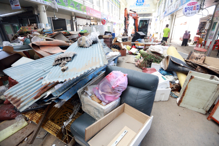  추석 연휴를 이틀 남긴 7일 오후 경북 포항시 구룡포 시장 골목에 태풍 '힌남노'로 침수된 각종 집기와 대목 맞이 상품들이 가득 쌓여있다. 연합뉴스