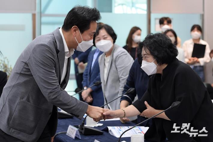 이순형 위원장과 악수하는 오세훈 서울시장