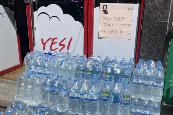 한 포항시민이 태풍으로 어려움을 겪는 이웃을 위해 생수를 가져가라는 글과 함께 생수를 쌓아둔 사진을 올렸다. 독자 제공