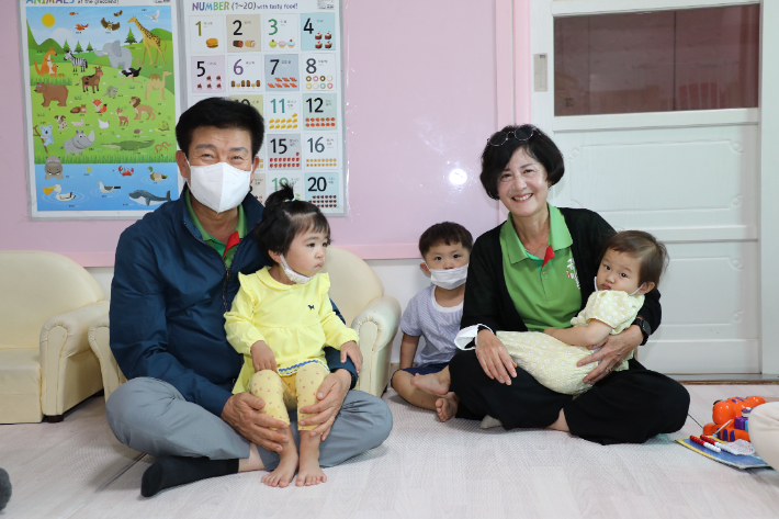 사회복지시설을 방문한 박범인 금산군수(사진 왼쪽). 금산군 제공