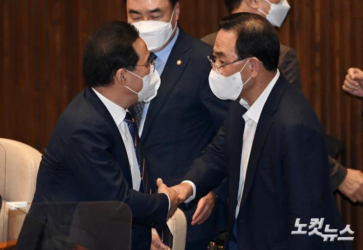 박홍근 더불어민주당 원내대표(왼쪽)가 7일 서울 여의도 국회에서 열린 본회의에서 주호영 전 국민의힘 비대위원장과 인사를 하고 있다.