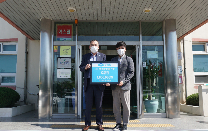 김명식 한국선급(KR) 경영기획본부장이 7일 오전 부산 낙동종합사회복지관을 찾아 추석맞이 후원금 전달식을 갖고 기념사진을 찍고 있다. 한국선급 제공