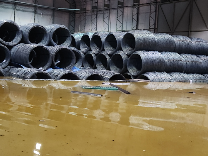 태풍 '힌남노'로 포항철강공단 내 한 업체 제품 창고가 침수돼 큰 피해를 입었다. 독자제공