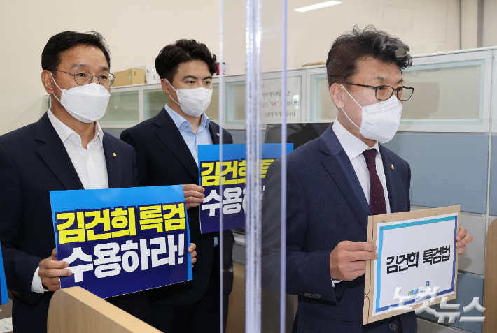 더불어민주당 진성준 원내수석부대표와 의원들이 7일 오후 서울 여의도 국회 의안과에 '김건희 특검법'을 제출하고 있다. 윤창원 기자