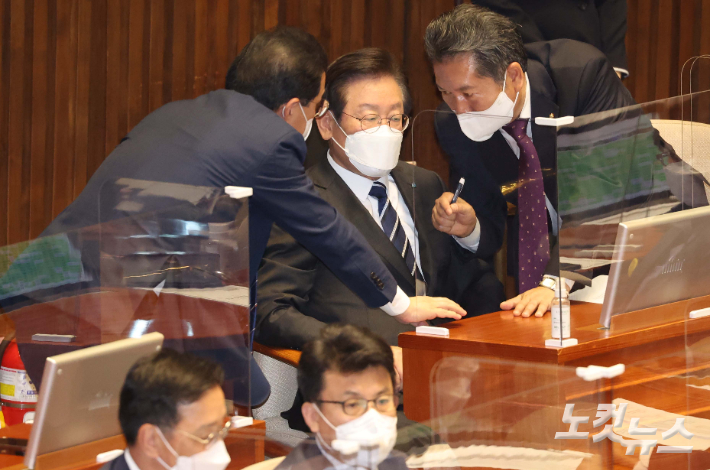 더불어민주당 이재명 대표와 박홍근 원내대표, 정청래 최고위원이 7일 서울 여의도 국회에서 열린 본회의에서 대화하고 있다. 윤창원 기자