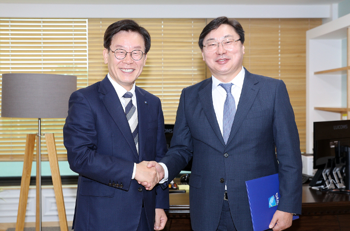 2018년 7월 이재명 경기도지사가 집무실에서 이화영 경기도 연정부지사에게 임용장을 수여하고 있다. (경기도청)