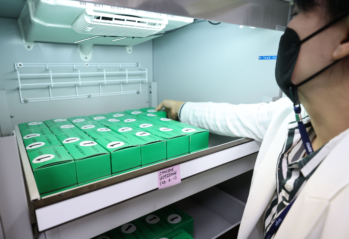 국내 1호 코로나19 백신 스카이코비원 접종 시행 첫날인 지난 5일 서울 송파구보건소 예방접종실에서 의료진이 백신냉장고에 입고된 스카이코비원을 확인하고 있다. 연합뉴스