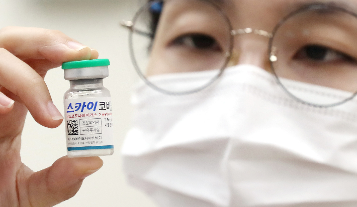 지난 5일 인천시 부평구 부평구보건소에서 관계자가 국내 1호 신종 코로나바이러스 감염증(코로나19) 백신 '스카이코비원'을 살펴보고 있다. 연합뉴스