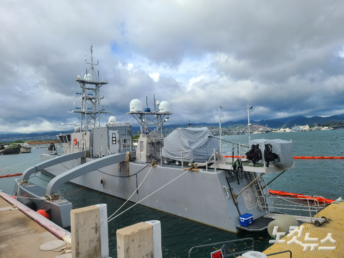 하와이 호놀룰루에서 미 해군이 한국 취재진에게 공개한 무인수상정(USV) 시 호크. 김형준 기자
