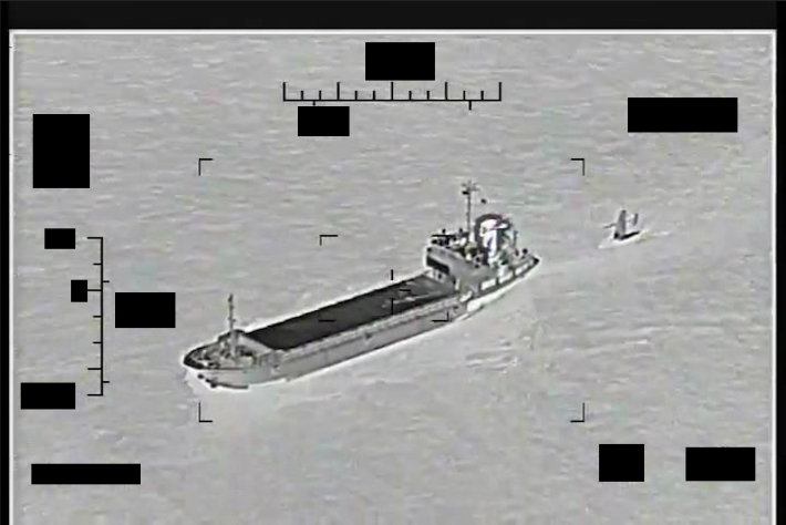 지난 8월 30일 이란 혁명수비대가 미 해군 무인수상정을 끌고 가는 모습. 미 국방부 영상정보시스템 캡처