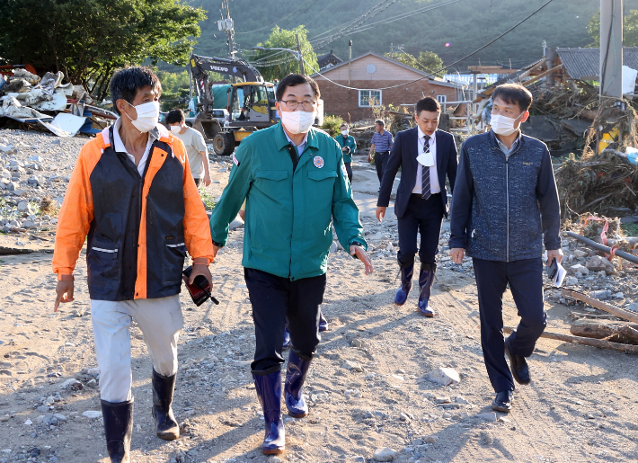 주낙영 경주시장이 태풍피해 현장을 찾아 점검하고 이재민들을 위로하고 있다. 경주시 제공