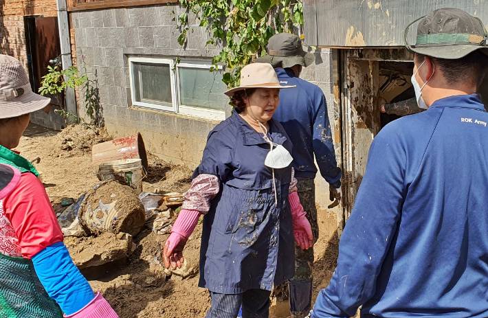 김은미 여사가 수해 복구 현장에서 봉사 활동을 하고 있다. 경주시 제공