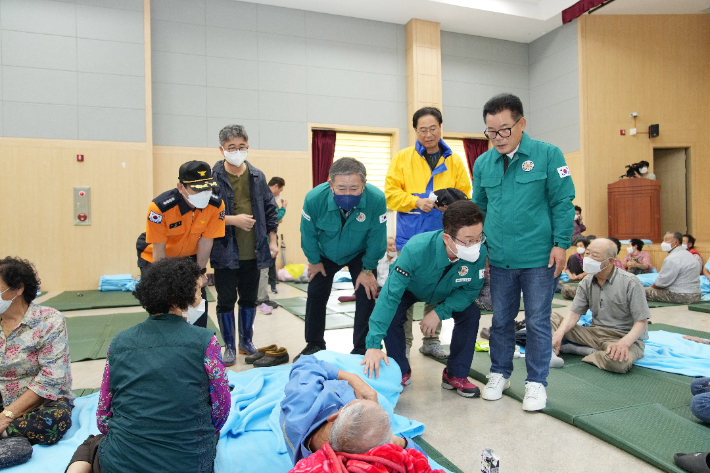 이철우 경북지사와 이철우 경주시의회 의장이 강동복지회관에 대피 중인 주민을 위로하고 있다. 경주시의회 제공