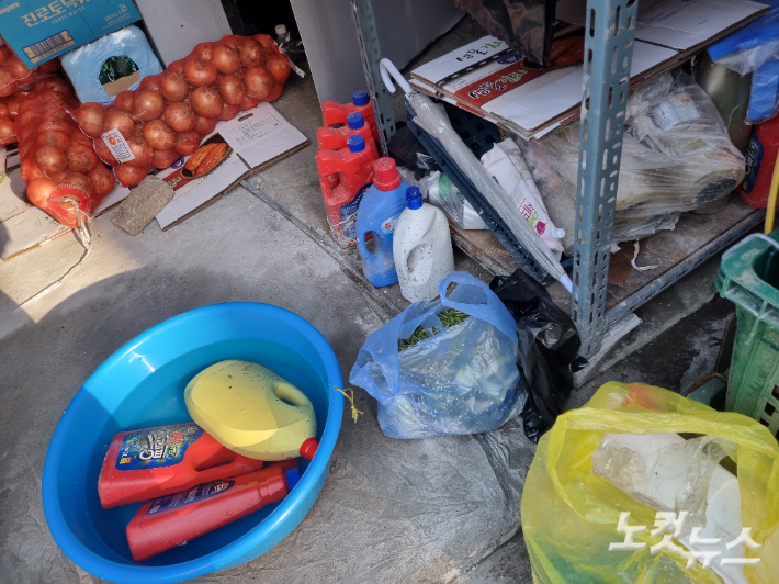 폭우로 가게와 창고가 전부 잠겨버린 강남구 영동전통시장의 한 식료품 가게. 한 달이 지났지만 여전히 복구 작업중이다. 임민정 기자