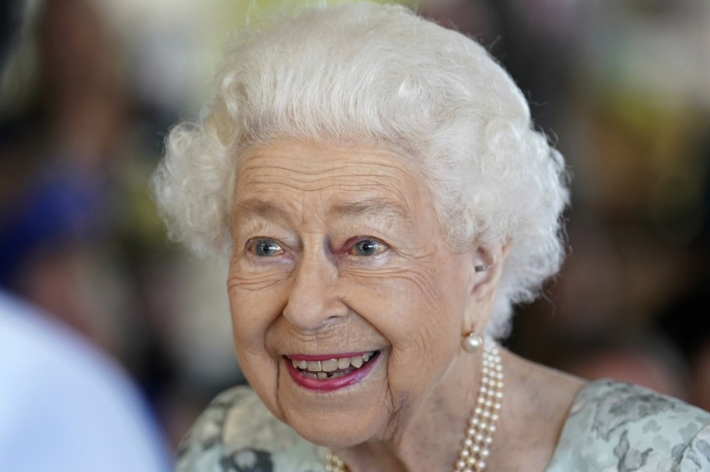 영국 왕실은 7일(현지시간) 엘리자베스 2세 영국 여왕이 휴식을 취하라는 의사 권고로 추밀원 회의 일정을 취소했다고 밝혔다. 사진은 여왕이 7월 15일 메이헤드의 템즈 호스피스를 방문했을 때의 모습. 연합뉴스