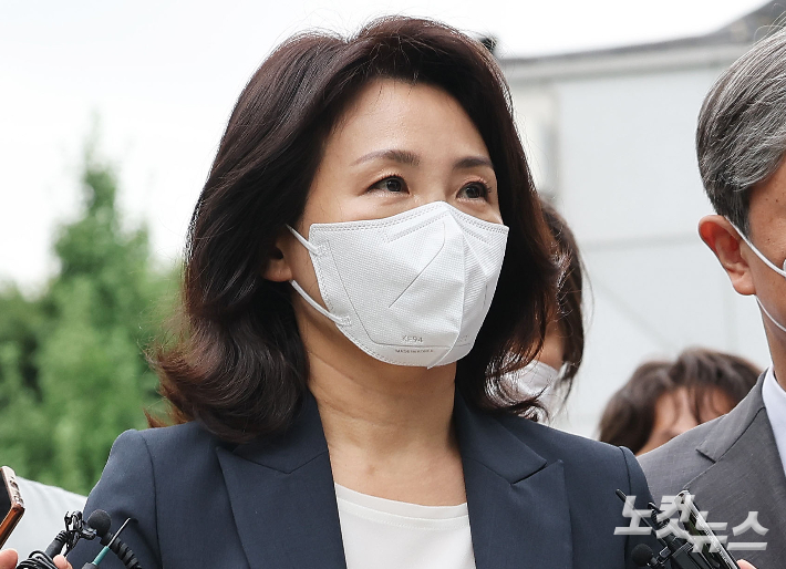 더불어민주당 이재명 대표의 배우자 김혜경 씨가 '법인카드 유용 의혹' 관련 조사를 받기 위해 지난달 23일 오후 경기도 수원시 경기남부경찰청으로 출석하고 있다. 류영주 기자