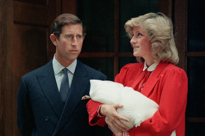 영국 왕위에 오른 찰스 3세가 왕세자 시절 전 부인인 故 다이애나가 함께 찍은 사진. 연합뉴스