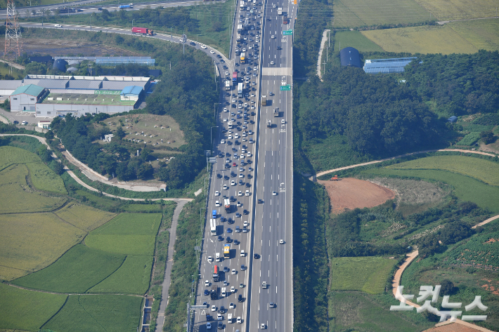 추석 연휴 하루 전인 8일 경기도 시흥시 서해안고속도로 조남JC인근이 귀성길 차량으로 정체되고 있다. (헬기 취재협조:경기북부경찰청 항공대 이석주 경감, 장도형 경위) 류영주 기자