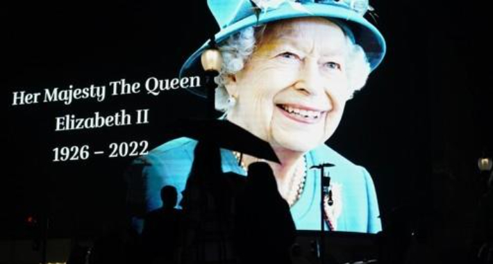 8일(현지시간) 런던 피카딜리 서커스의 대형 스크린에 서거한 엘리자베스 2세 여왕의 추모 메시지가 나오고 있다. 연합뉴스