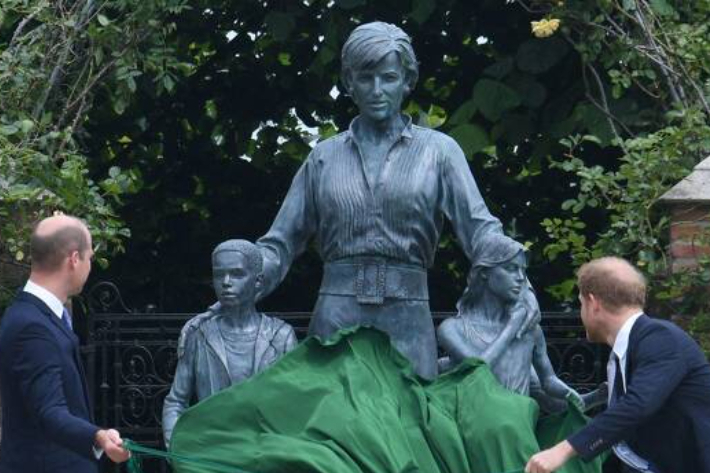 2017년 사망 20주년을 기리며 제작된 다이애나비 동상. 켄싱턴궁에 설치됐다. 연합뉴스