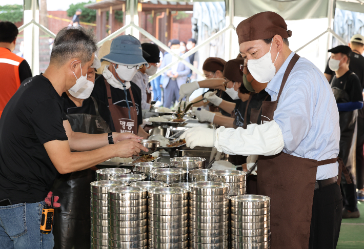 윤석열 대통령이 추석 연휴 첫날인 9일 서울 중구 명동성당 내 무료급식소인 명동밥집에서 배식 봉사를 하고 있다. 연합뉴스