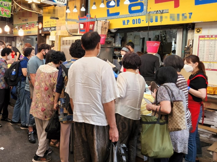 추석 연휴 첫날인 9일 부산 부전시장 내부가 인파로 붐비고 있다. 정혜린 수습기자