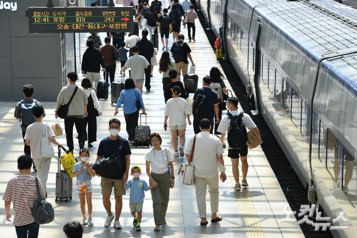 추석 연휴 첫날인 9일 오후 서울역에 열차를 이용해 이동하려는 귀성객들로 붐비고 있다. 류영주 기자