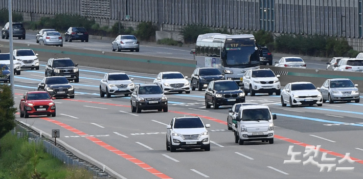 추석 연휴 첫 날인 9일 오전 서울 궁내동 톨게이트 부근 도로에 귀성 차량들이 서행하고 있다. 류영주 기자