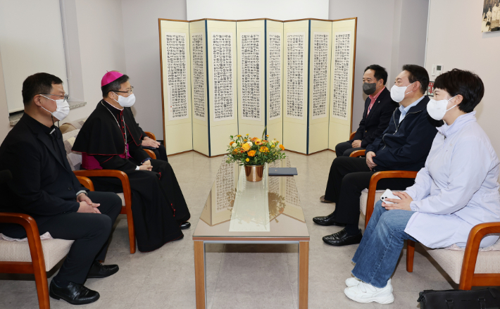 배식에 앞서 천주교 서울대교구청 안에서 교구장인 정순택 대주교와 잠시 환담하는 윤석열 대통령. 연합뉴스